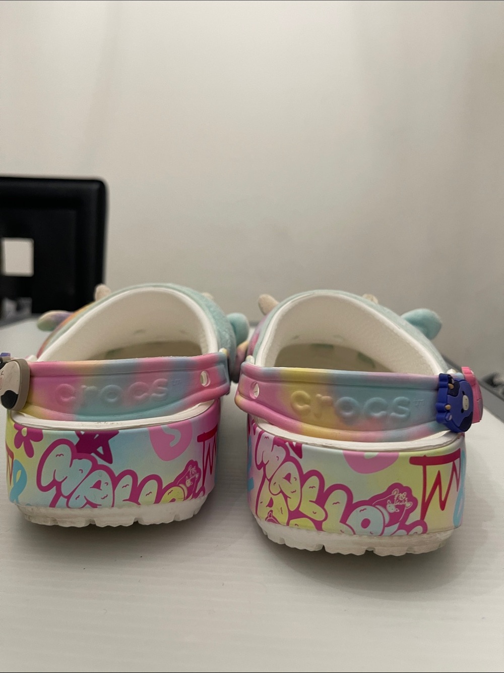 UNISEX CLOGS CROCS SQUISHMALLOWS MENS SIZE6 WOMENS SIZE 8 - Picture 3 of 12
